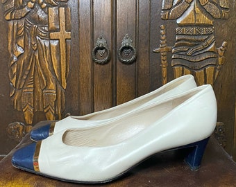 Designer Pumps • 1970s • Bally • Navy Blue & Beige • Gold Metal Band • Luxury Shoes • Made in Italy • 39.5 • Square Toe • Calfskin / Leather