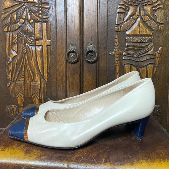 Bally, Designer Pumps • 1970s • Bally • Navy Blue & Beige • Gold Metal Band • Luxury Shoes • Made in Italy • 39.5 • Square Toe • Calfskin / Leather
