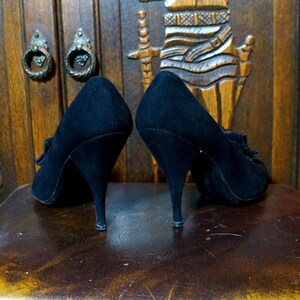 Black Suede Stilettos 5 B Narrow Rao Koury Handmade Pilgrim Pumps 1950s High Heel Shoes Mr Herbert Couture Footwear New York image 7