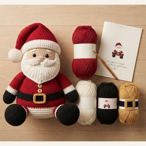 Könnte beinhalten: Eine gehäkelte Weihnachtsmann-Puppe mit roter Mütze, weißem Bart und schwarzem Gürtel, dazu vier Garnknäuel in Rot, Weiß, Schwarz und Gold, eine Häkelnadel aus Holz und eine gedruckte Anleitung mit dem Titel Crochet Pattern Ultimate Santa Doll.
