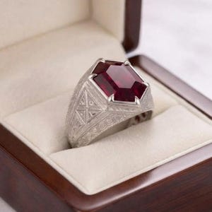 Bague homme vintage en rubis taille hexagone, chevalière Art déco gravée à la main, bague imposante en pierre rouge, anneau milgrain de style antique pour homme