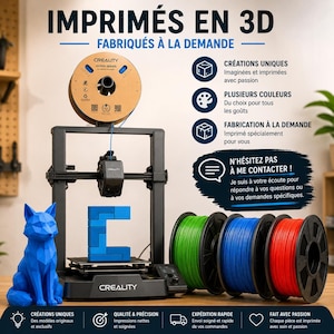 Peut inclure: Une imprimante 3D noire avec une bobine de filament beige sur le dessus et une figurine de renard géométrique bleue à côté. L'imprimante a une structure en blocs bleus sur le plateau. Trois bobines de filament verte, bleue et rouge sont alignées.
