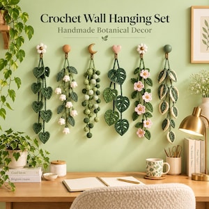 Puede incluir: Un conjunto de seis tapices de pared de ganchillo con diseños botánicos que incluyen hojas en forma de corazón, flores blancas, esferas verdes, hojas de monstera, flores rosas y hojas puntiagudas, colgados de ganchos decorativos.