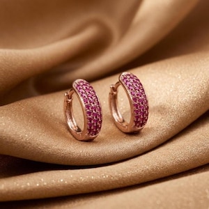 Orecchini a cerchio Huggie con rubino rosa, argento sterling 925, orecchini con moissanite, placcati in oro 14 carati, gioielli vistosi con rubino rosa, regalo per lei