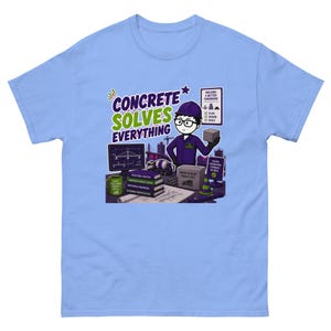 Puede incluir: Una camiseta azul claro con una ilustración de dibujos animados de un ingeniero sosteniendo un bloque de hormigón. El gráfico incluye el texto "CONCRETE SOLVES EVERYTHING", "BUILDING A BETTER TOMORROW", "PLAN DESIGN BUILD" y "STRONG FOUNDATIONS, STRONGER FUTURES".