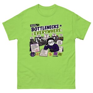 Puede incluir: Una camiseta verde lima con una ilustración gráfica de una persona en un escritorio con el texto "INDUSTRIAL ENGINEERING BOTTLENECKS EVERYWHERE". El diseño incluye una lista de verificación "IE TOOLKIT", un bloc "TODAY'S PLAN" y varias notas adhesivas.