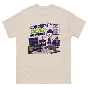 Puede incluir: Una camiseta beige con un gráfico de un ingeniero de figura de palo con casco y chaleco de seguridad morados. El texto "CONCRETE SOLVES EVERYTHING" acompaña ilustraciones de un ordenador, libros, una hormigonera y señales.