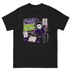 Puede incluir: Una camiseta negra con un gráfico de un ingeniero eléctrico trabajando en un escritorio con un soldador, un multímetro, libros y una taza. El texto dice CURRENT MOOD: SHORT CIRCUIT, CAUTION: HIGH VOLTAGE HIGH STRESS LOW PATIENCE.