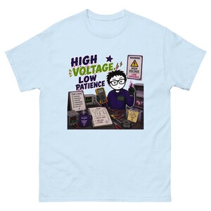 Puede incluir: Una camiseta azul claro con un gráfico de un ingeniero eléctrico en un banco de trabajo con herramientas, un multímetro y una taza de café. El texto dice HIGH VOLTAGE, LOW PATIENCE, WARNING HIGH VOLTAGE LOW PATIENCE, TODAY'S CIRCUIT, PLAN y CAFFEINE.