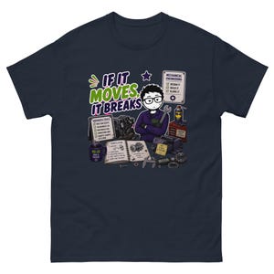 Puede incluir: Una camiseta azul marino con una ilustración gráfica de un ingeniero con herramientas, un cuaderno y textos que dicen IF IT MOVES, IT BREAKS, MECHANICAL ENGINEERING: DESIGN IT, BUILD IT, BLAME IT, ENGINEER'S TRUTH, WD-40 AND A PRAYER y TODAY'S PLAN.