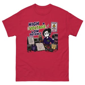 Puede incluir: Una camiseta roja con un gráfico de un ingeniero eléctrico con gafas y uniforme azul oscuro. El diseño incluye el texto "HIGH VOLTAGE, LOW PATIENCE", una señal de advertencia, un multímetro, un diagrama de circuito y una taza "CAFFEINE IS COMMON SENSE".