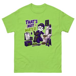 Puede incluir: Una camiseta verde lima con un gráfico de dibujos animados de un fontanero arrodillado junto a un inodoro. El texto dice THAT'S NOT WATER, PLUMBER'S CHECKLIST, e incluye herramientas de fontanería, una caja de herramientas y señales.