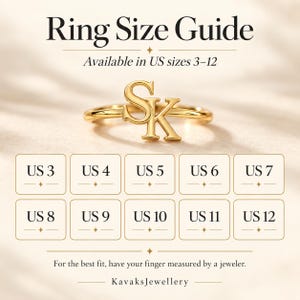 Puede incluir: Un anillo dorado con las letras SK, presentado con una gu&iacute;a de tallas de anillo. El texto dice Ring Size Guide, Available in US sizes 3-12, y enumera las tallas estadounidenses 3 a 12. Incluye el texto For the best fit, have your finger measured by a jeweler y KavaksJewellery.