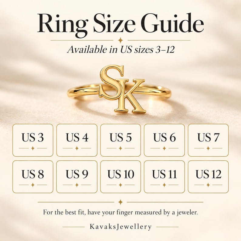 Puede incluir: Un anillo dorado con las letras SK, presentado con una gu&iacute;a de tallas de anillo. El texto dice Ring Size Guide, Available in US sizes 3-12, y enumera las tallas estadounidenses 3 a 12. Incluye el texto For the best fit, have your finger measured by a jeweler y KavaksJewellery.