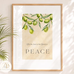 Könnte beinhalten: Ein gerahmter Kunstdruck mit einer Aquarellillustration von grünen Oliven und Blättern, die von oben herabhängen. Der Hintergrund hat eine hellbeige Pergamentstruktur. Der Text lautet, But the fruit of the Spirit is PEACE in schwarzer Schrift.