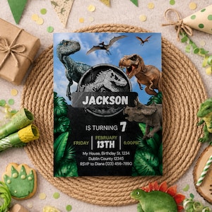 Könnte beinhalten: Eine rechteckige Geburtstagseinladungskarte mit blauem Himmel, einem fliegenden Pterosaurier, einem blauen Raptor, einem braunen T-Rex und einem grauen Triceratops. Der Text lautet JACKSON IS TURNING 7, FRIDAY FEBRUARY 13TH, 6:00PM, plus Details.