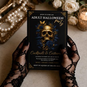Könnte beinhalten: Eine schwarze, rechteckige Halloween-Partyeinladung mit einem goldenen Totenkopf in der Mitte, umgeben von dunkelblauen Rosen und Blattwerk. Der Text lautet: JOIN US FOR AN ADULT HALLOWEEN PARTY, Cocktails & Costumes, SATURDAY OCTOBER 31ST, 2026 AT 9:00 PM, The Enchanted Manor 555 Midnight Lane, New Orleans, LA 70116, MUSIC, DRINKS, DARK VIBES, RSVP TO ALEXIS AT 504-555-6666.