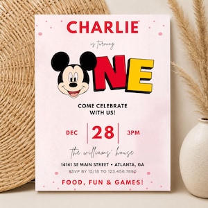 Könnte beinhalten: Eine rechteckige Geburtstagseinladungskarte auf hellrosa Hintergrund mit roten Punkten. Sie zeigt den Text CHARLIE is turning ONE, wobei Mickey Mouse den Buchstaben O ersetzt. Enthält Veranstaltungsdetails für den 28. Dez um 15 Uhr.