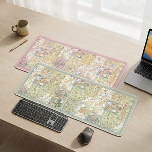 Puede incluir: Dos alfombrillas de escritorio rectangulares con un diseño de patchwork de varias ilustraciones florales y botánicas en tonos pastel suaves de verde, amarillo, rosa y crema, cada una bordeada por un marco fino, sobre una superficie de madera clara.