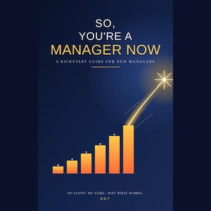 Op de afbeelding: Een boekomslag met de titel So, You're A Manager Now: A Kickstart Guide For New Managers. De donkerblauwe achtergrond bevat een geel staafdiagram met een opwaartse trend, eindigend in een gloeiende ster. De tekst onderaan luidt No Fluff, No Guru, Just What Works. SDT.