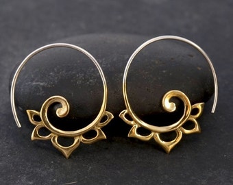 Spiral Ohrringe - Goldfarbene Lotus Tribal Spiralen - Medium mit Sterling Silber Ohrhaken (130B)