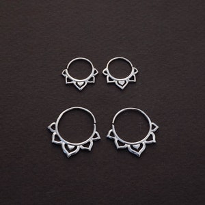 Juego de dos aros de aro con forma de flor en plata de ley: pendientes para uso diario (296S, 298S)