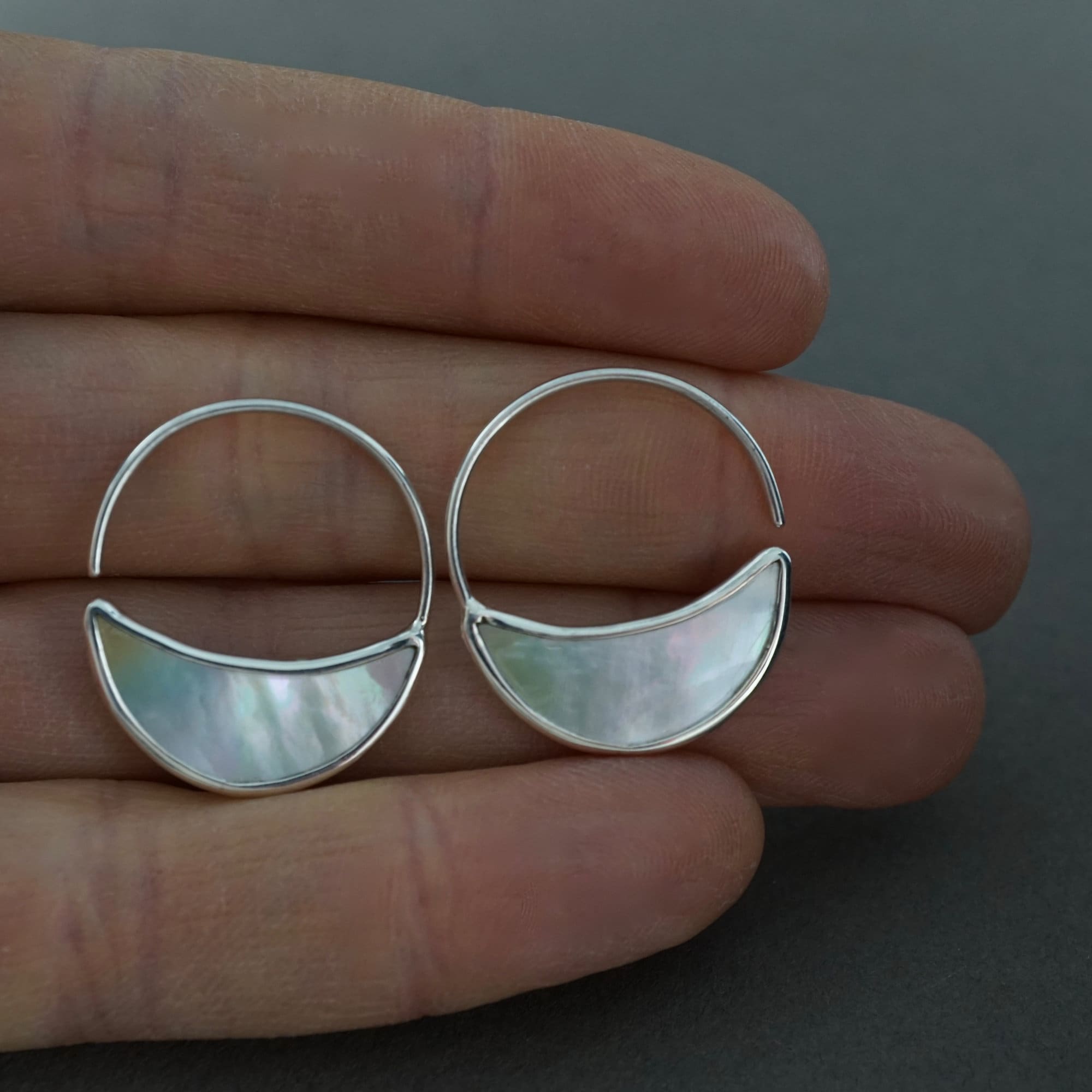 Kleine Perlmutt Halbmond Creolen mit Sterling Silber - Hand-geschnitzt
