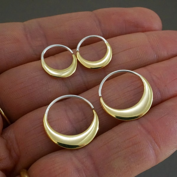Piccoli cerchi a mezzaluna color oro con filo per l'orecchio in argento sterling / Cerchi continui (B260)