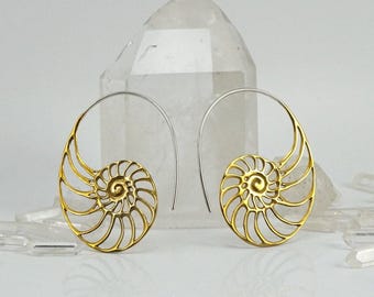 Pendientes de amonita - Pendientes de concha de nautilus con espiral de Fibonacci - Joyería tribal de latón con conchas marinas