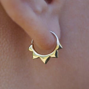 Brincos de Girassol Pequenos • Argolas Huggie em Prata de Lei (276 278)