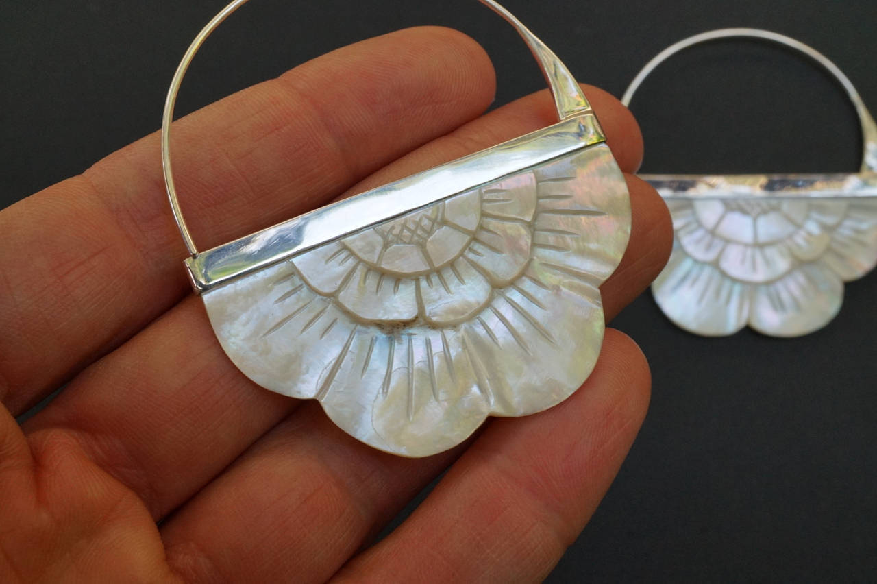 FLORA STATEMENT EARRING GLD MOTHER OF PEARL