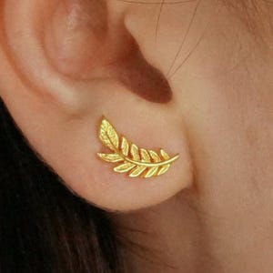 Kleine Blatt Gold Ohrstecker • Friedensschmuck • Olivenzweig Ohrringe (266)