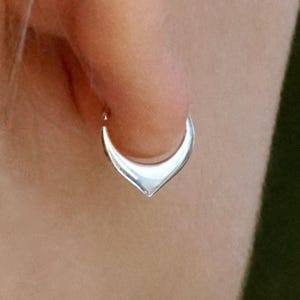 Winzige Blütenblatt Creolen Ohrringe - Knorpel, Helix, Daith - Silber + Gold - Sleeper Huggie Creolen - Triple Piercing