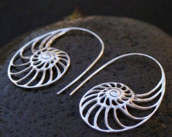 Pendientes de amonita nautilus - Aros de plata de ley maciza - Espiral de Fibonacci - Joyería del océano (063S)