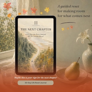 Może przedstawiać: Cyfrowy tablet wyświetlający dziennik zatytułowany The Next Chapter, A 30-Day Life Reset Journal for the Season Ahead. Okładka przedstawia krętą drogę przez las. Tekst brzmi A guided reset for making room for what comes next.