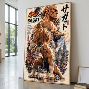 Puede incluir: Un póster vertical que presenta al personaje Sagat de Street Fighter en varias poses. La obra muestra a Sagat con una complexión musculosa, un parche en el ojo y cicatrices, sobre un fondo de un templo y un ring con efectos de salpicaduras.