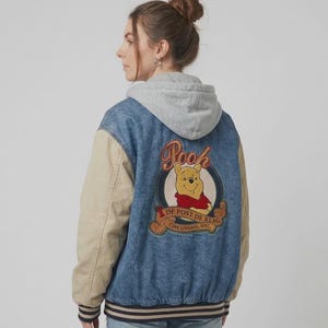 Jaqueta Varsity Jeans Artesanal do Ursinho Pooh | Jaqueta Bomber Jeans Vintage Anos 90 | Jaqueta Retrô Unissex com Capuz