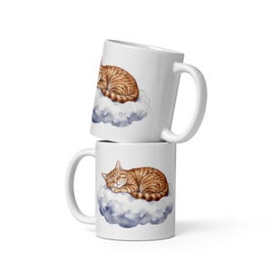 Taza con un adorable gato durmiendo en una nube: regalo para amantes de los gatos.