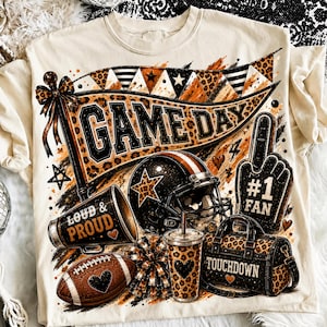 Puede incluir: Una camiseta color crema con un estampado gráfico que incluye un banderín con estampado de leopardo que dice GAME DAY, un casco de fútbol americano, un megáfono con la etiqueta LOUD & PROUD, un balón, un pompón, un vaso, un dedo de espuma #1 FAN y un bolso con la etiqueta TOUCHDOWN.