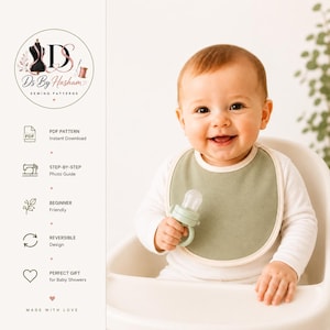 Op de afbeelding: Een baby draagt een wit shirt met lange mouwen en een effen saliegroen slabbetje met een crèmekleurige rand. De baby houdt een lichtgroene siliconen speen vast. De afbeelding bevat tekst over een PDF-patroon voor een omkeerbaar slabbetje.