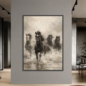 以下が含まれることがあります： 浅瀬を駆ける4頭の黒い馬を描いた油絵の縦型フレーム入りウォールアートプリント。馬は動きの中にあり、蹄の周りに水しぶきが上がっている様子が描かれ、背景はニュートラルで質感のある曇り空のような色合いとなっている。