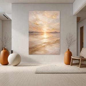 Könnte beinhalten: Ein großes vertikales Leinwandgemälde, das einen ruhigen Sonnenuntergang über einem stillen Gewässer darstellt. Das Kunstwerk zeigt eine Palette aus sanften Beige-, Creme- und warmen Goldtönen mit texturierten Pinselstrichen für Lichteffekte.