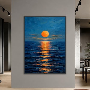 Peut inclure: Une œuvre d'art murale rectangulaire représentant une peinture à l'huile d'une pleine lune orange vif centrée au-dessus d'un océan bleu foncé. La lune projette un reflet vertical brillant sur la surface de l'eau texturée et ondulée.