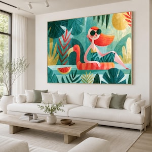 Puede incluir: Un gran cuadro rectangular de pared que presenta una ilustración estilizada de una persona con cabello naranja y gafas de sol relajándose en un flotador de flamenco a rayas rojas y naranjas en un entorno tropical con hojas verdes y un sol amarillo.
