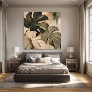 Könnte beinhalten: Ein quadratisches Leinwandbild mit einem strukturierten Ölgemälde von großen Monstera-Blättern in Dunkelgrün, Oliv und Creme. Der Hintergrund besteht aus abstrakten vertikalen Pinselstrichen in neutralen Beige- und Brauntönen.