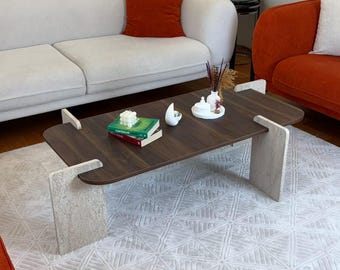 Table basse sur mesure en noyer et travertin, mobilier sculptural moderne de style Japandi