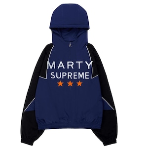 Puede incluir: Una chaqueta cortavientos con capucha en azul marino y negro con cremallera frontal completa. El pecho muestra el texto blanco MARTY SUPREME sobre tres estrellas naranjas. El diseño incluye detalles de ribetes blancos en las mangas raglán.