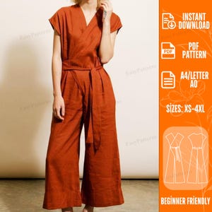 Puede incluir: Un mono de color óxido con cuerpo cruzado, mangas cortas y cinturón para anudar a la cintura. La prenda tiene pantalones de pierna ancha. La imagen incluye el texto: INSTANT DOWNLOAD, PDF PATTERN, A4/LETTER A0, SIZES: XS-4XL, BEGINNER FRIENDLY.
