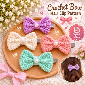Può includere: Quattro fermagli per capelli con fiocchi all'uncinetto in viola, crema, rosa e verde menta, ciascuno con una perla bianca centrale. I fiocchi sono fissati su clip metalliche su un vassoio di legno. Testo Crochet Bow Hair Clip Pattern.