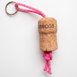Chaveiro flutuante feito com rolha de vinho reciclada • Chaveiro rosa neon inafundável para uso náutico